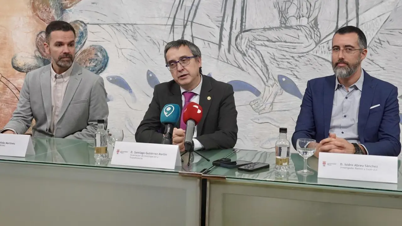 El vicerrector de Investigaci&oacute;n y Transferencia, Santiago Guti&eacute;rrez, y el director del Instituto de Biolog&iacute;a Molecular, Gen&oacute;mica y Prote&oacute;mica, Hugo M&eacute;lida, acompa&ntilde;an al nuevo investigador Ram&oacute;n y Cajal de la Universidad de Le&oacute;n, Isidro Abreu S&aacute;nchez, en la presentaci&oacute;n de una investigaci&oacute;n financiada por la Fundaci&oacute;n Gates para combatir la anemia. | ICAL
