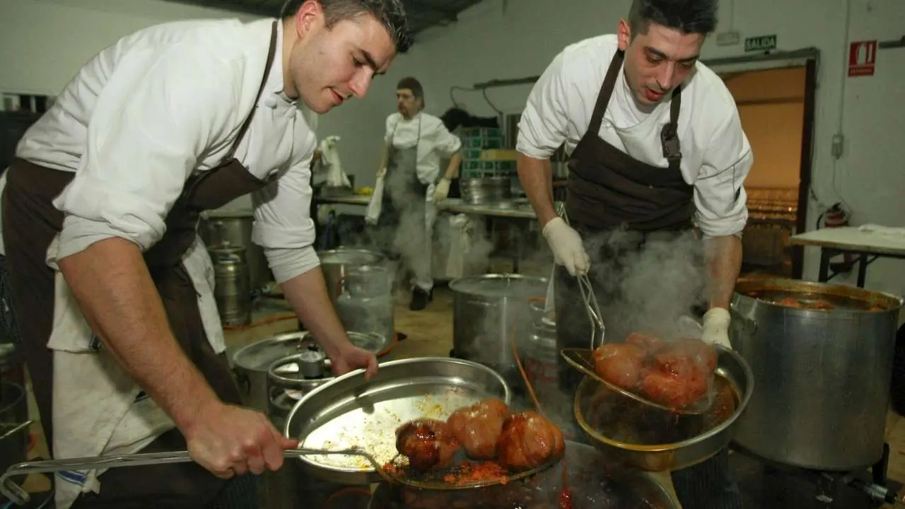 Dos cocineros durante la preparaci&oacute;n de los botillos del XLIV Festival nacional de Exaltaci&oacute;n del Botillo de Bembibre (Le&oacute;n). C&eacute;sar S&aacute;nchez