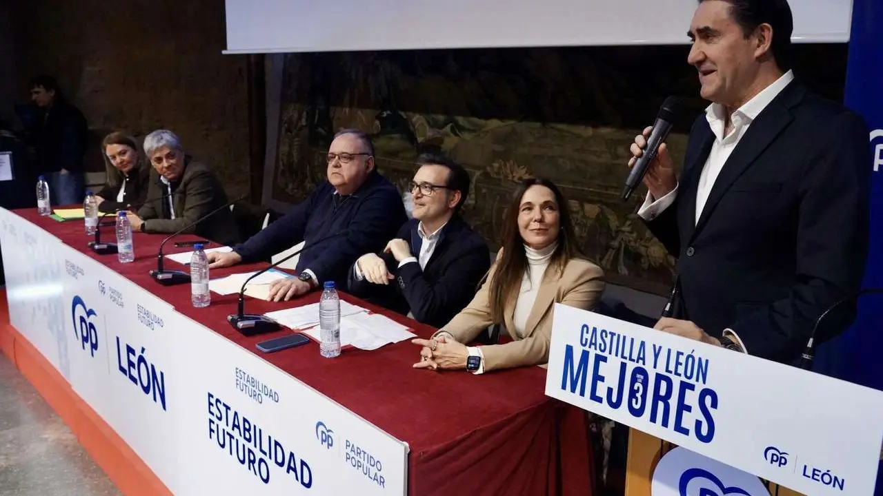 El presidente provincial del Partido Popular de Le&oacute;n, Juan Carlos Su&aacute;rez-Qui&ntilde;ones, mantiene un encuentro con alcaldes, portavoces y simpatizantes acompa&ntilde;ado por el consejero de Sanidad, Alejandro V&aacute;zquez. Campillo