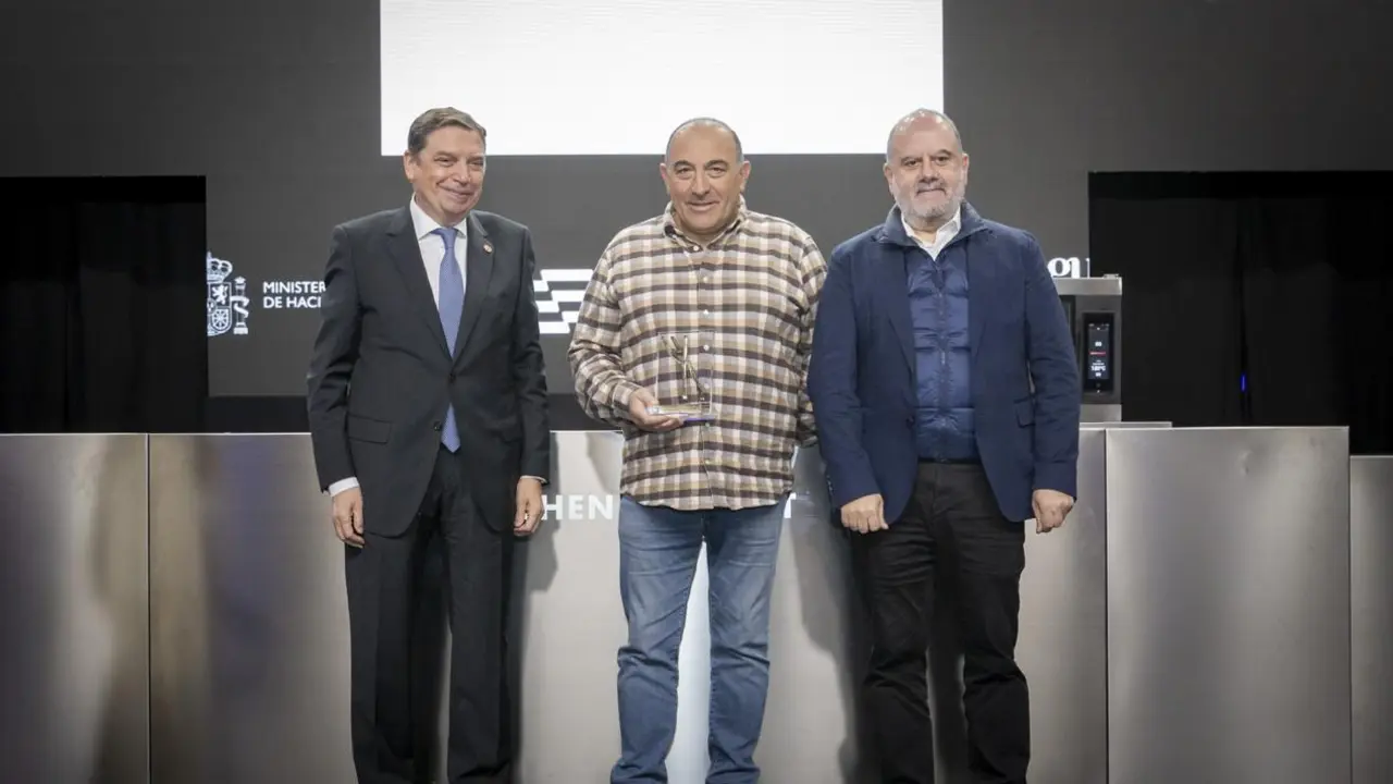 En el centro, Jos&eacute; Gord&oacute;n, entre el ministro Planas y Benjam&iacute;n Lana, en Madrid Fusi&oacute;n.