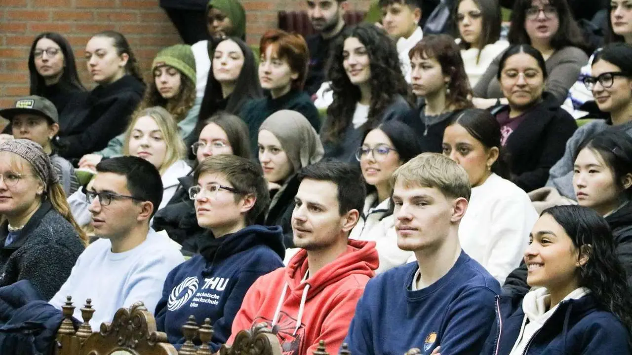 Imagen de archivo de un acto de la Universidad de Le&oacute;n con estudiantes internacionales. | ICAL