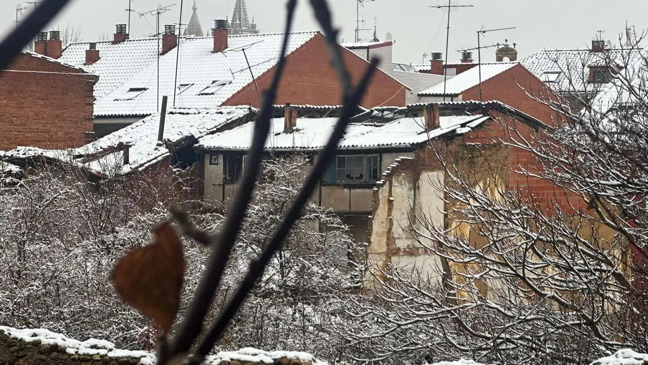Le&oacute;n ha amanecido este mi&eacute;rcoles 4 de febrero bajo una fina capa de nieve.