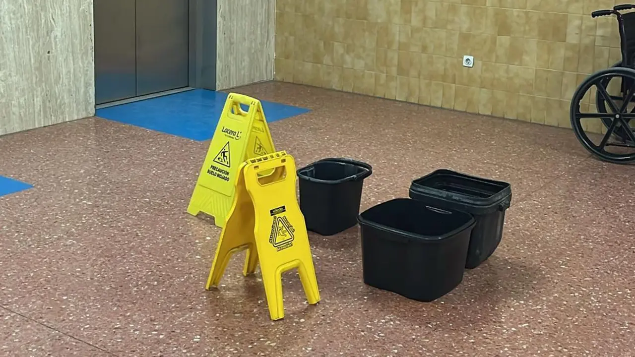 Goteras en el &uacute;ltimo piso y cubos y advertencias para no resbalar, ayer por la ma&ntilde;ana en el centro de salud de Jos&eacute; Aguado. | LE&Oacute;N24HORAS