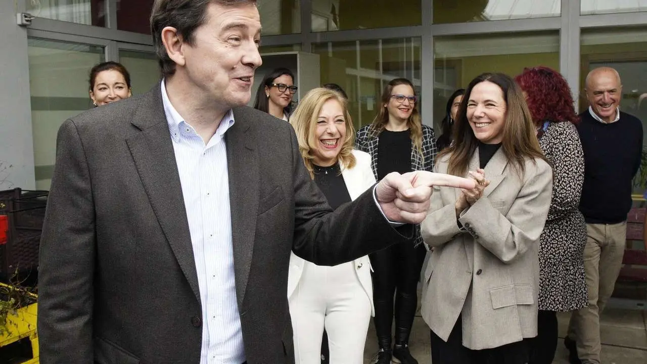 El presidente del Partido Popular de Castilla y Le&oacute;n y candidato a la Presidencia de la Junta, Alfonso Fern&aacute;ndez Ma&ntilde;ueco, durante su visita a la Asociaci&oacute;n de Alzheimer Bierzo (AFA). C&eacute;sar S&aacute;nchez