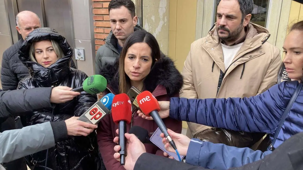 La vicesecretaria general del PSOE de Castilla y Le&oacute;n y candidata a las Cortes, Nuria Rubio, acompa&ntilde;ada de otros miembros de la candidatura y del secretario general del PSOE de Le&oacute;n, Javier Alfonso Cend&oacute;n, ofrece declaraciones sobre educaci&oacute;n