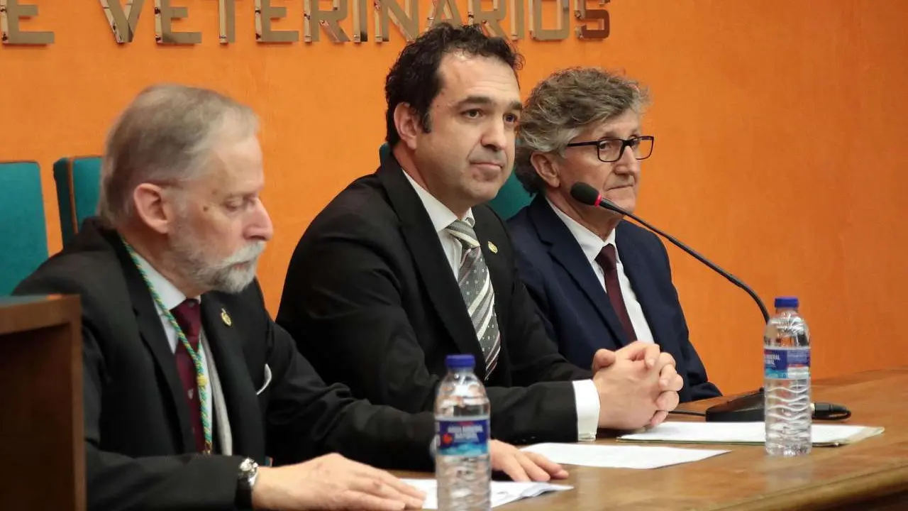 El consejero de Medio Ambiente, Juan Carlos Su&aacute;rez Qui&ntilde;ones, el delegado territorial, Eduardo Diego y el alcalde, Jos&eacute; Antonio D&iacute;ez asisten al acto de toma de posesi&oacute;n del nuevo equipo de gobierno del Colegio Oficial de la Profesi&oacute;n Veterinaria de Le&oacute;n, presidido por &Aacute;lvaro Borge. Peio Garc&iacute;a. Ical. 