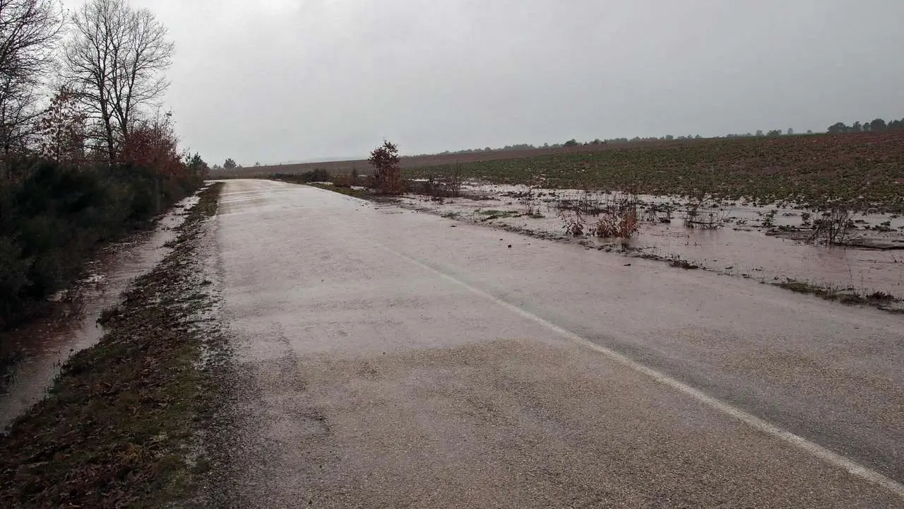 Imagen de archivo de una carretera afectada por inundaciones en la provincia de Le&oacute;n. | ICAL
