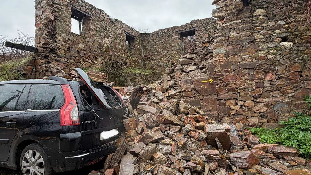 Tapias y edificios descuidados est&aacute;n siendo v&iacute;ctimas de los aguaceros de estos d&iacute;as en El Bierzo. En la imagen, los da&ntilde;os causados a un veh&iacute;culo aparcado junto a una casa en ruinas esta semana en Ponferrada. | SM