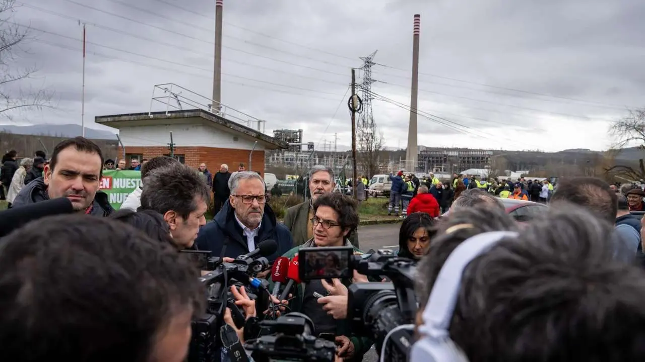 El portavoz de Econom&iacute;a de Vox, Jos&eacute; Mar&iacute;a Figaredo, y el candidato de Vx a las elecciones de Castilla y Le&oacute;n, Carlos Poll&aacute;n, comparecen con motivo de la voladura de las chimeneas de la central t&eacute;rmica de Compostilla II en Cubillos del Sil (Le&oacute;n). Ical