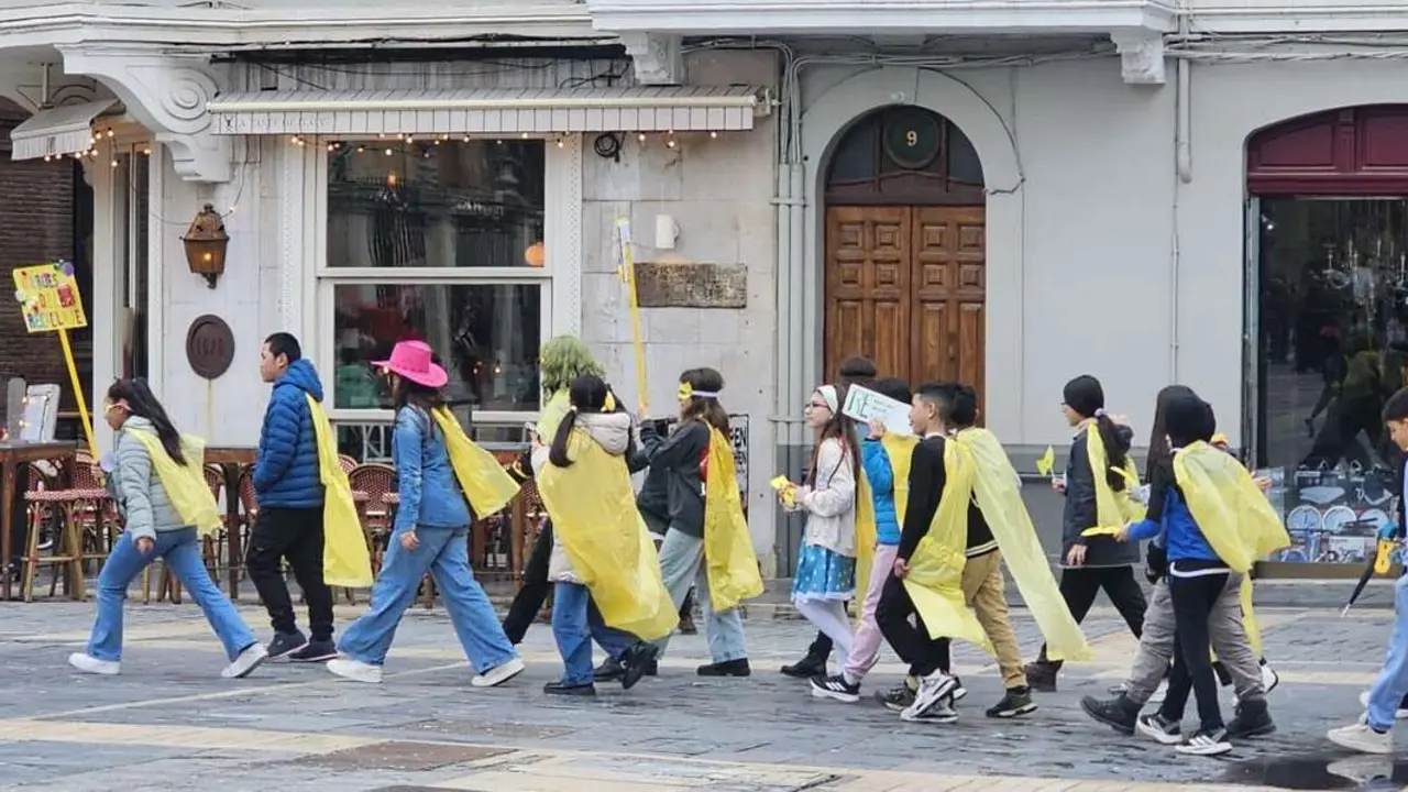 Alumnos del CEIP Ponce de Le&oacute;n durante el desfile escolar de Carnaval por el centro de Le&oacute;n. Le&oacute;n 24 horas.