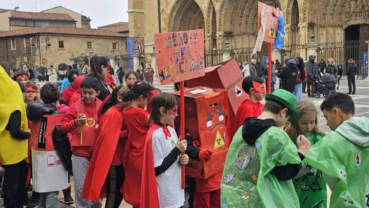 Alumnos del CEIP Ponce de Le&oacute;n durante el desfile escolar de Carnaval por el centro de Le&oacute;n. Le&oacute;n 24 horas.
