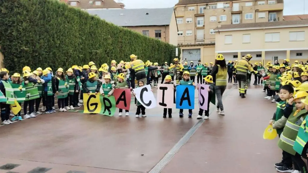 Alumnos y profesores del colegio Nuestra Se&ntilde;ora del Carmen desfilan en La Ba&ntilde;eza junto a la BRIF de Tabuyo. Le&oacute;n 24 horas.