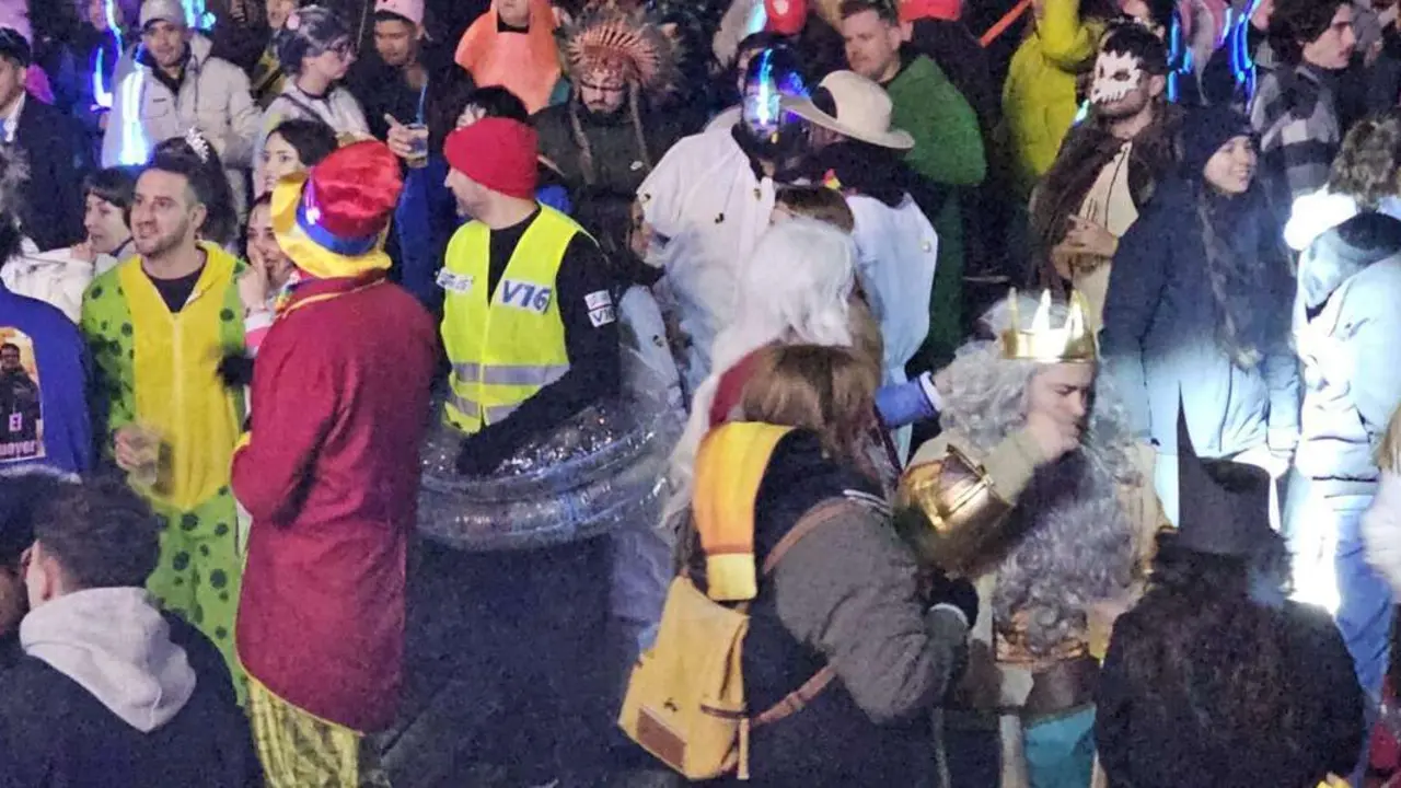 Fiesta y disfraces en la Plaza Mayor durante el &ldquo;Viernes Tranquilo&rdquo; del Carnaval de La Ba&ntilde;eza. Le&oacute;n 24 Horas.