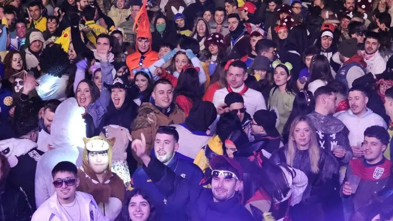 Fiesta y disfraces en la Plaza Mayor durante el &ldquo;Viernes Tranquilo&rdquo; del Carnaval de La Ba&ntilde;eza. Le&oacute;n 24 Horas.