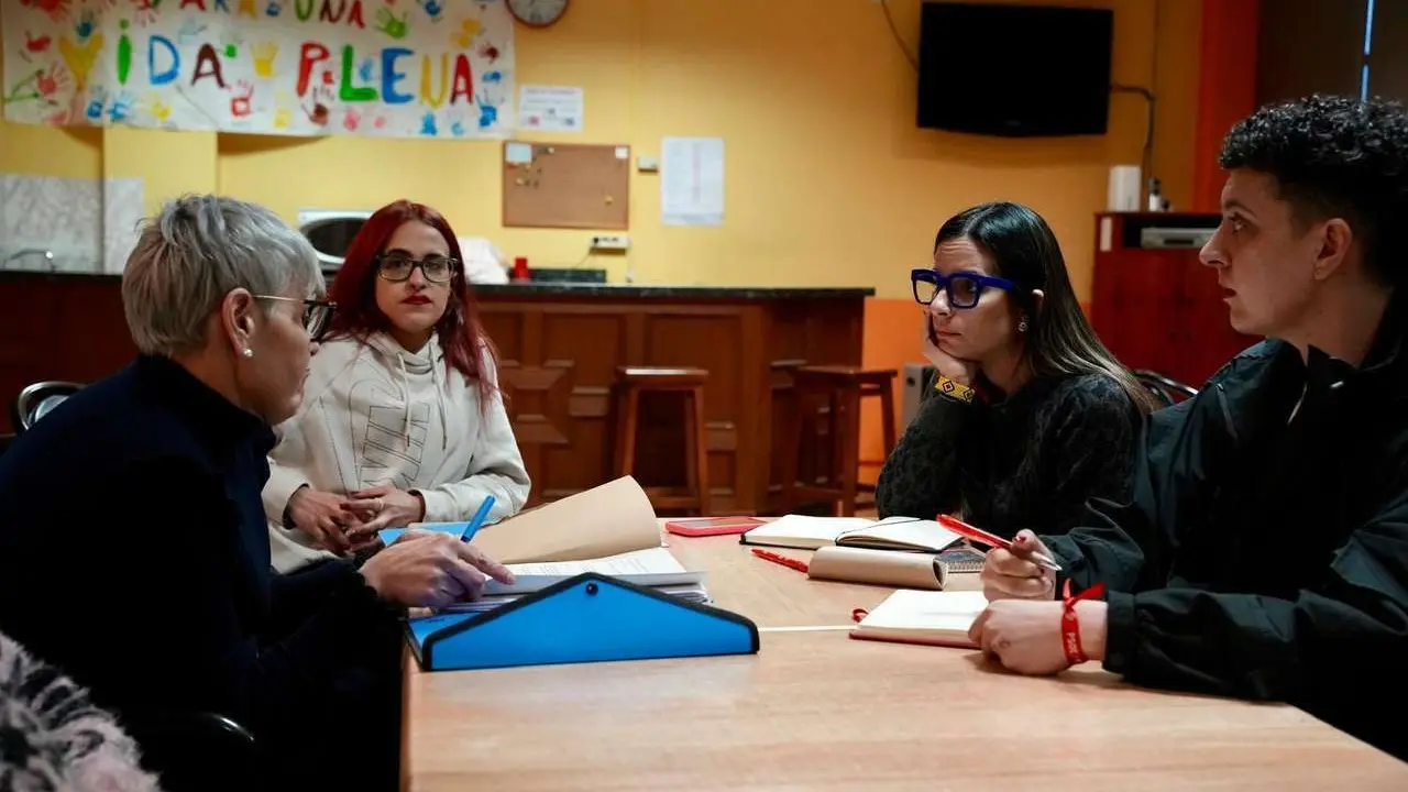 La cabeza de lista del PSOE por Le&oacute;n en las elecciones auton&oacute;micas, Nuria Rubio, se re&uacute;ne con la madre de una joven discapacidad auditiva que no dispone de int&eacute;rprete durante la jornada lectiva