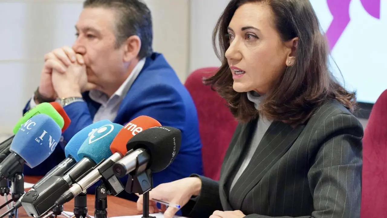 Campillo - La secretaria general de Uni&oacute;n del Pueblo Leon&eacute;s y candidata a las Cortes de Castilla y Le&oacute;n, Alicia Gallego, y el vicesecretario general de UPL y n&uacute;mero 2 de la lista, Luis Mariano Santos, comparecen para hablar sobre los debates electorales televisados