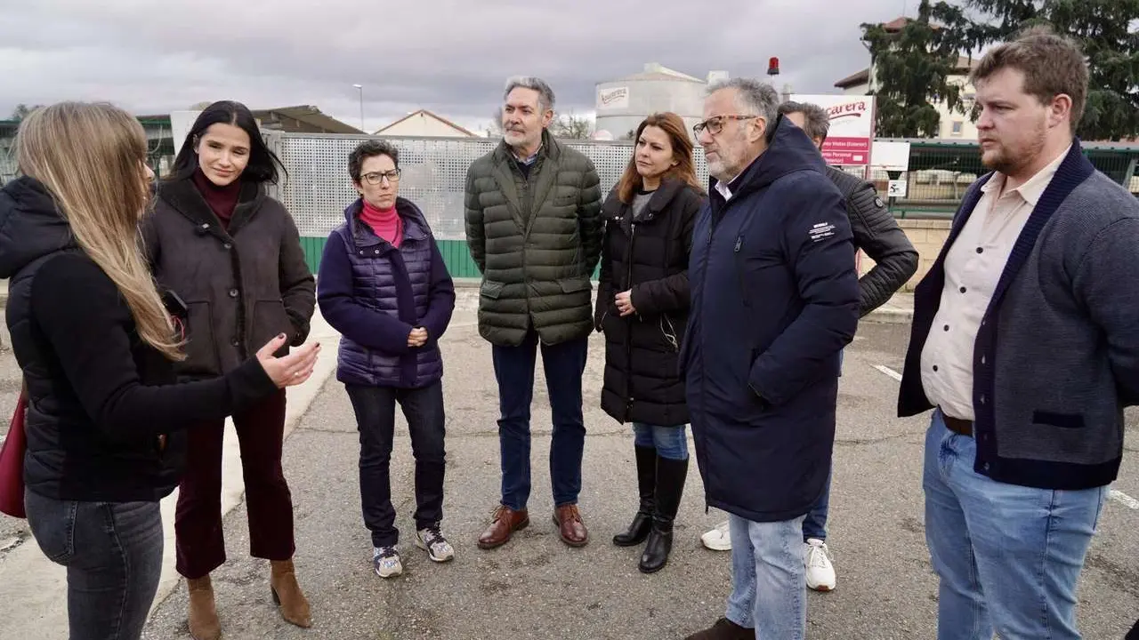 El candidato de Vox a la Presidencia de la Junta, Carlos Poll&aacute;n y la eurodiputada Mireia Borr&aacute;s, atienden a los medios de comunicaci&oacute;n frente a las instalaciones de la Azucarera de La Ba&ntilde;eza (Le&oacute;n)