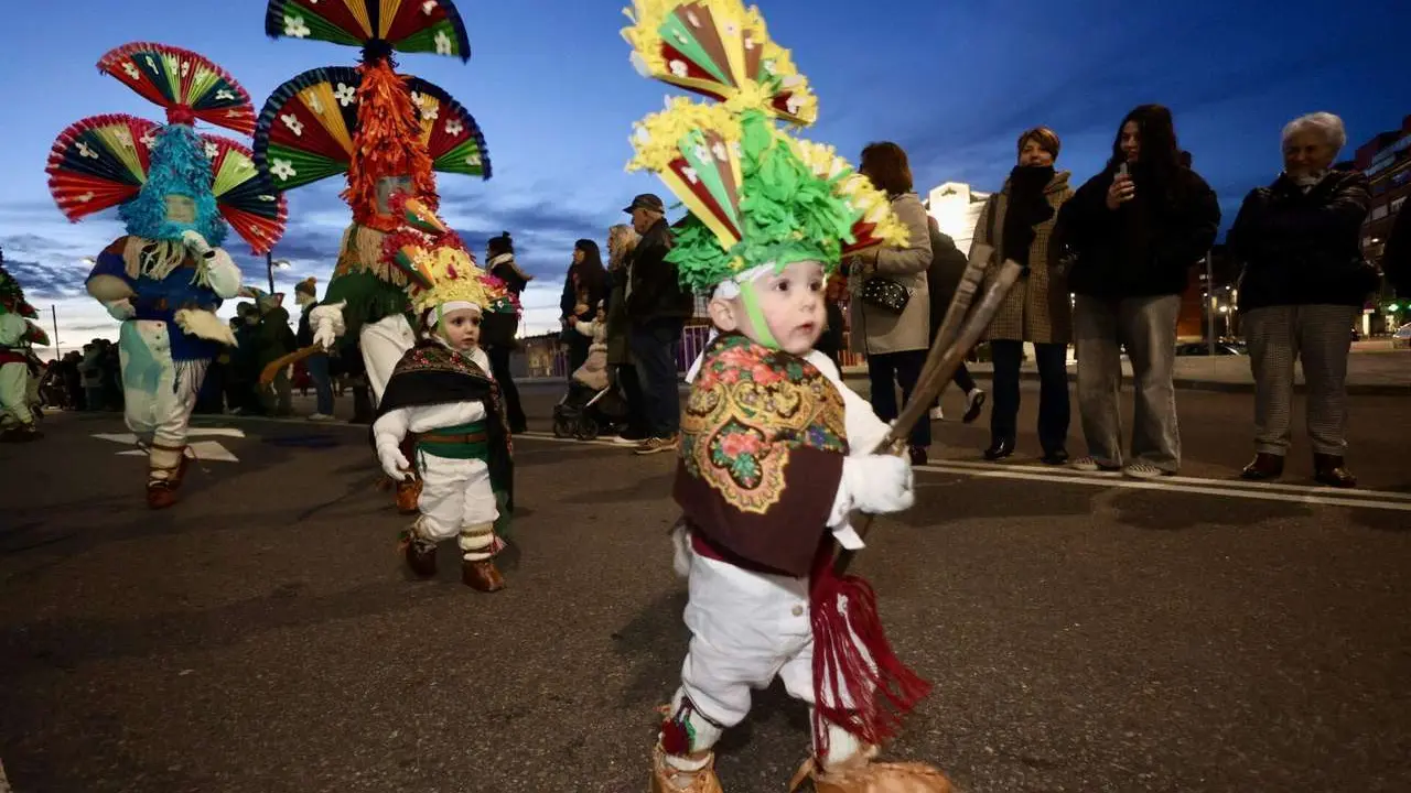 Desfile de los Antruejos Leoneses con representaci&oacute;n de distintas zonas de la provincia. Campillo . ICAL. 