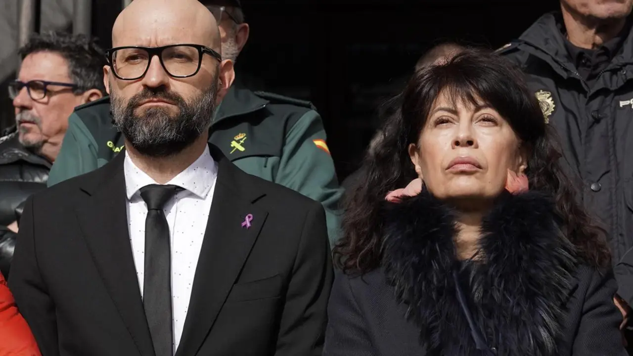 La ministra de Igualdad, Ana Redondo, y el subdelegado del Gobierno en Le&oacute;n, H&eacute;ctor Alaiz, este viernes en el minuto de silencio en repulsa por los &uacute;ltimos asesinatos machistas. | ICAL