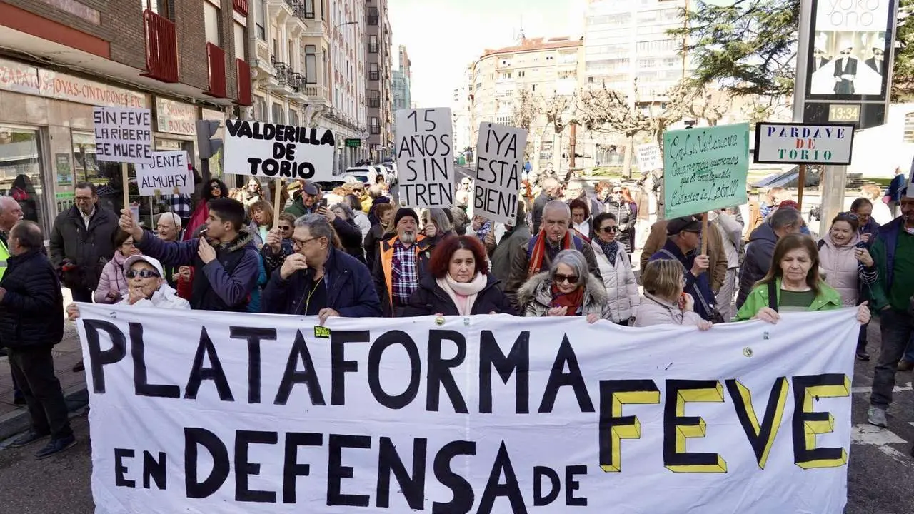 La Plataforma en Defensa del Ferrocarril de V&iacute;a Estrecha de Le&oacute;n protagoniza un corte reivindicativo