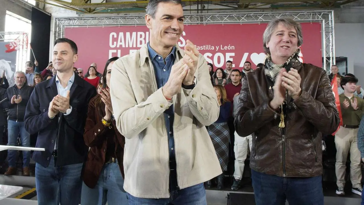 El presidente del Gobierno, Pedro S&aacute;nchez, y el candidato Partido Socialista a la Presidencia de la Junta de Castilla y Le&oacute;n, Carlos Mart&iacute;nez, intervienen en un acto p&uacute;blico del partido junto a la candidata por Le&oacute;n, Nuria Rubio, y el secretario provincial del PSOE, Javier Alfonso Cend&oacute;n