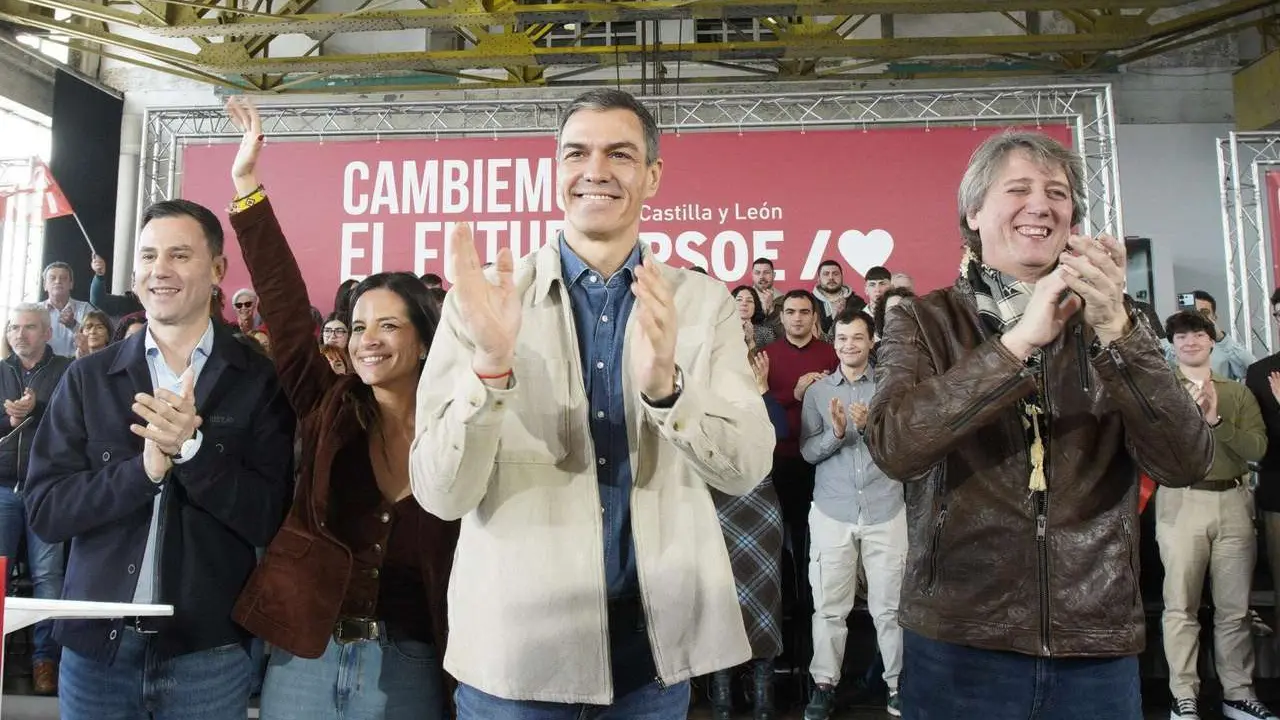 El presidente del Gobierno, Pedro S&aacute;nchez, y el candidato Partido Socialista a la Presidencia de la Junta de Castilla y Le&oacute;n, Carlos Mart&iacute;nez, intervienen en un acto p&uacute;blico del partido junto a la candidata por Le&oacute;n, Nuria Rubio, y el secretario provincial del PSOE, Javier Alfonso Cend&oacute;n