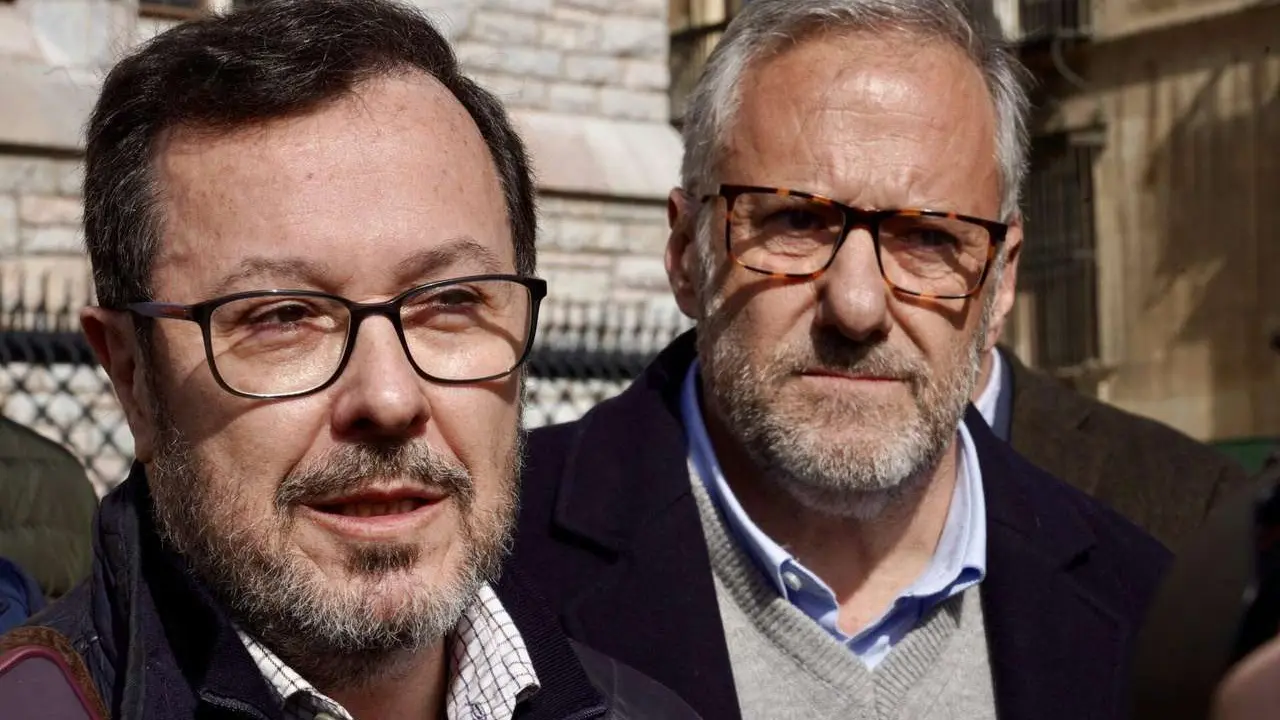 El portavoz nacional de Vox, Jos&eacute; Antonio F&uacute;ster, y el candidato a la Presidencia de la Junta de Castilla y Le&oacute;n, Carlos Poll&aacute;n, atienen a los medios tras reunirse con la Asociaci&oacute;n de Amigos del Patrimonio Cultural de Le&oacute;n, Promonumenta