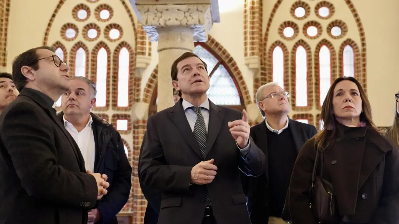 El candidato a la reelecci&oacute;n a la Presidencia de la Junta de Castilla y Le&oacute;n, Alfonso Fern&aacute;ndez Ma&ntilde;ueco, ha visitado este lunes el Palacio de Gaud&iacute; de Astorga. | ICAL
