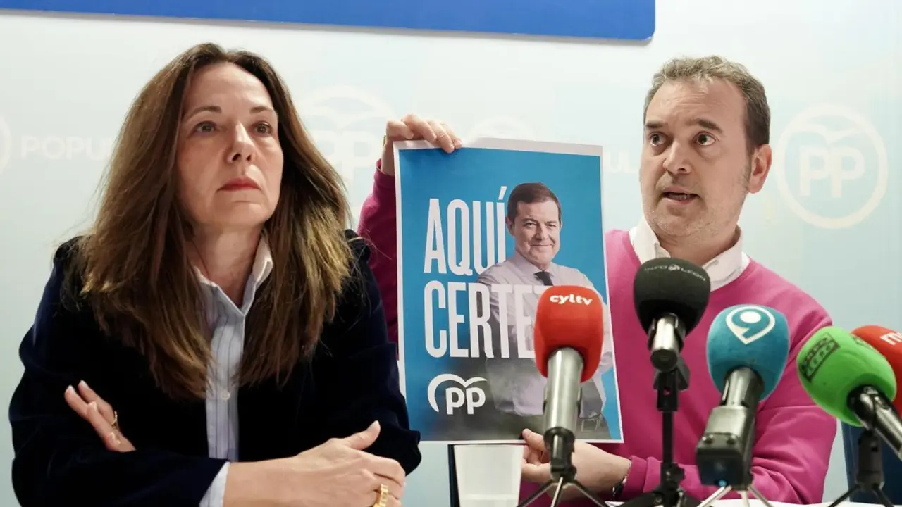 Los populares &Aacute;lvarez Casais y Gavilanes, este martes en rueda de prensa en Le&oacute;n. | ICAL