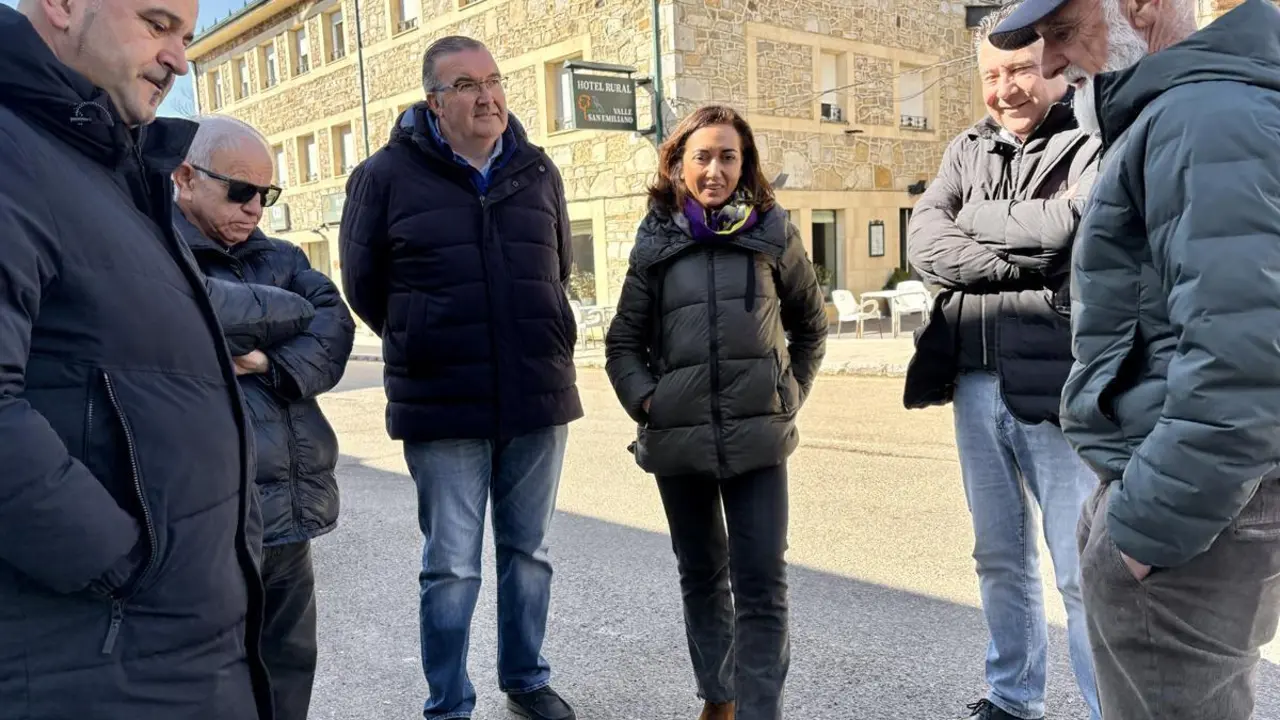 La candidata de Uni&oacute;n del Pueblo Leon&eacute;s a las Cortes acompa&ntilde;ada de otros leonesistas visitan San Emiliano. | ICAL