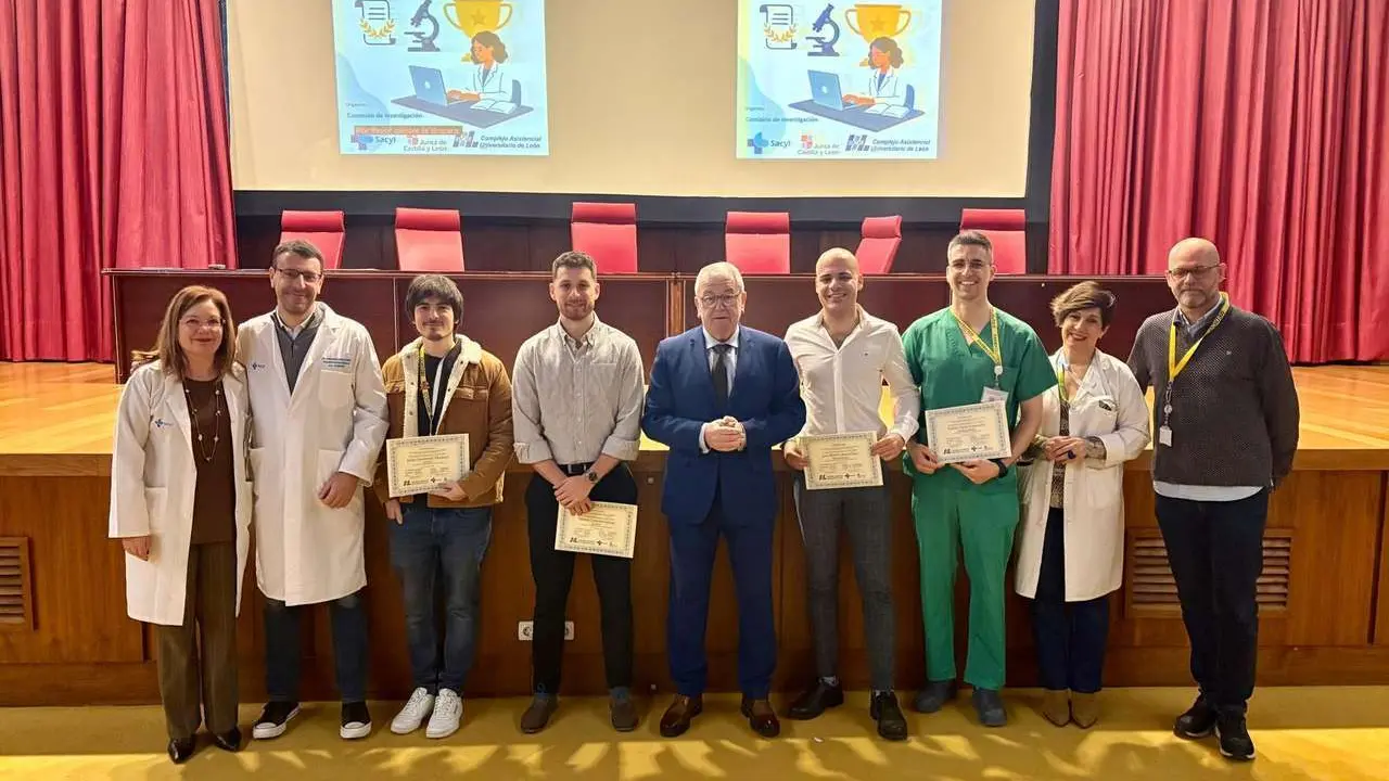 El gerente del Hospital con los galardonados. 
