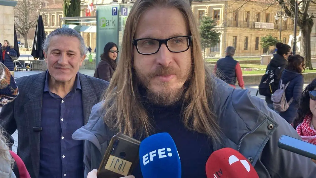 Pablo Fern&aacute;ndez, secretario de Organizaci&oacute;n y portavoz de Podemos, y Sixto Mart&iacute;nez, candidato de Podemos-Alianza Verde por Le&oacute;n, ofrecen declaraciones a los medios
