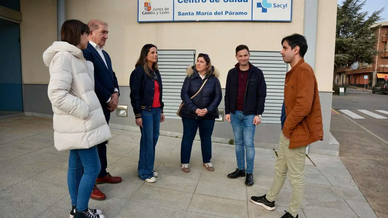 La candidatura del PSOE de Le&oacute;n a las Cortes aborda con los representantes socialistas del municipio la situaci&oacute;n sanitaria de la comarca. 