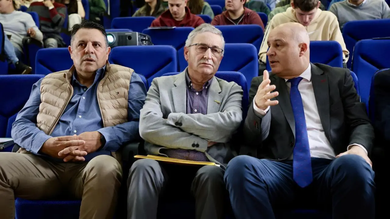 El presidente de la Ucale-Coag Le&oacute;n, Poli Castellanos, el coordinador general de Coag Castilla y Le&oacute;n, Lorenzo Rivera, y el viceconsejero de Agricultura, Ganader&iacute;a y Desarrollo Rural de la Junta, Jorge Llorente, antes de la jornada &lsquo;El cultivo del ma&iacute;z en la provincia de Le&oacute;n&rsquo;. | ICAL