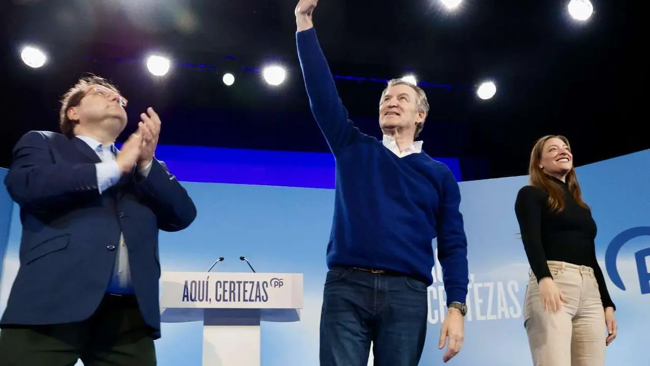 El presidente nacional del Partido Popular, Alberto N&uacute;&ntilde;ez Feij&oacute;o, participa en un acto de campa&ntilde;a junto a la candidata del PP a las Cortes por Le&oacute;n, Mar&iacute;a Jos&eacute; &Aacute;lvarez Casais, en el Teatro Municipal de La Ba&ntilde;eza. Campillo