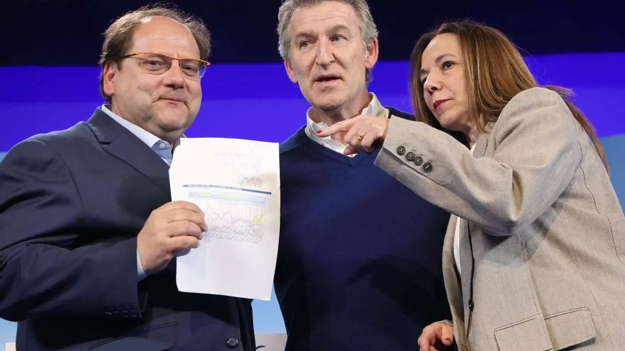 El presidente nacional del Partido Popular, Alberto N&uacute;&ntilde;ez Feij&oacute;o, participa en un acto de campa&ntilde;a junto a la candidata del PP a las Cortes por Le&oacute;n, Mar&iacute;a Jos&eacute; &Aacute;lvarez Casais, en el Teatro Municipal de La Ba&ntilde;eza. Campillo