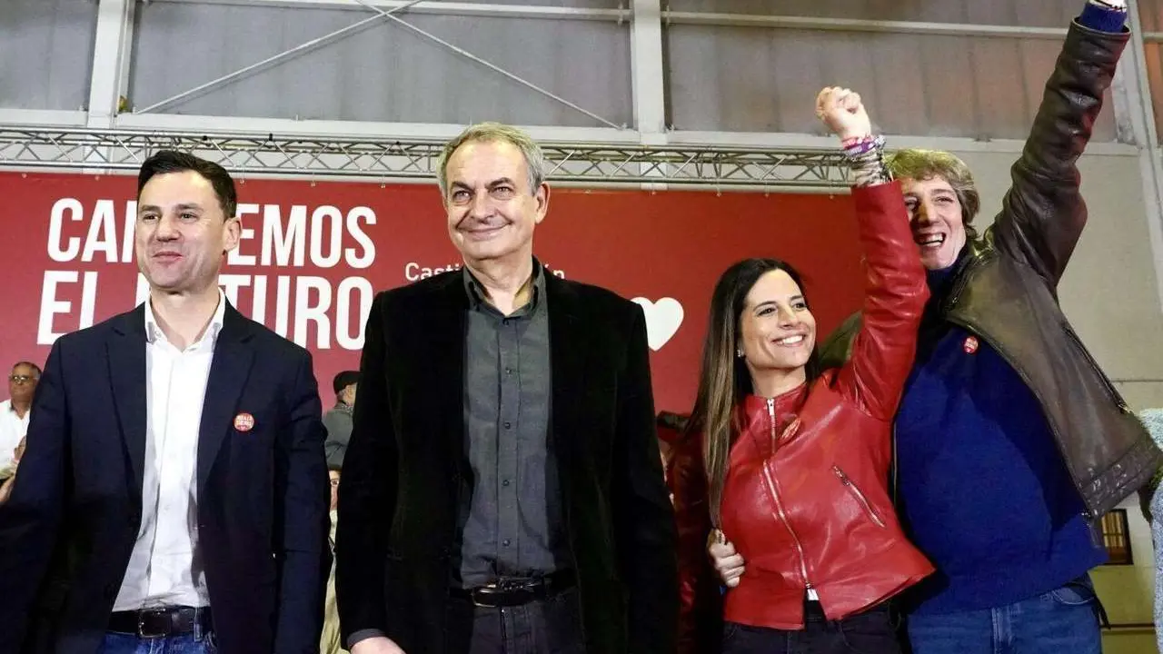 Zapatero en un acto del PSOE junto a Carlos Mart&iacute;nez, Nuria Rubio y Javier Alfonso Cend&oacute;n. | ICAL