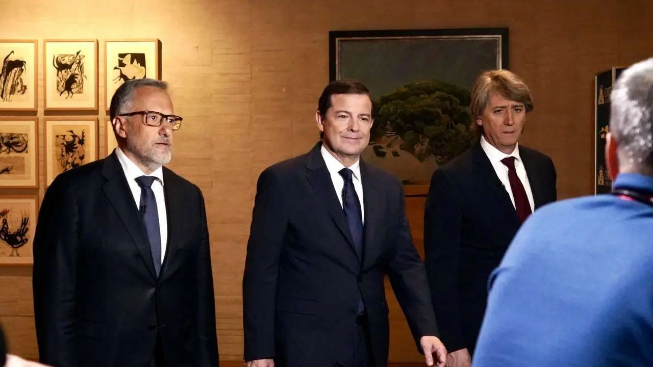 (I a D) Los candidatos a la Presidencia de la Junta Carlos Poll&aacute;n (Vox); Alfonso Fern&aacute;ndez Ma&ntilde;ueco (PP) y Carlos Mart&iacute;nez (PSOE) en el primer debate de las elecciones auton&oacute;micas. Miriam Chac&oacute;n