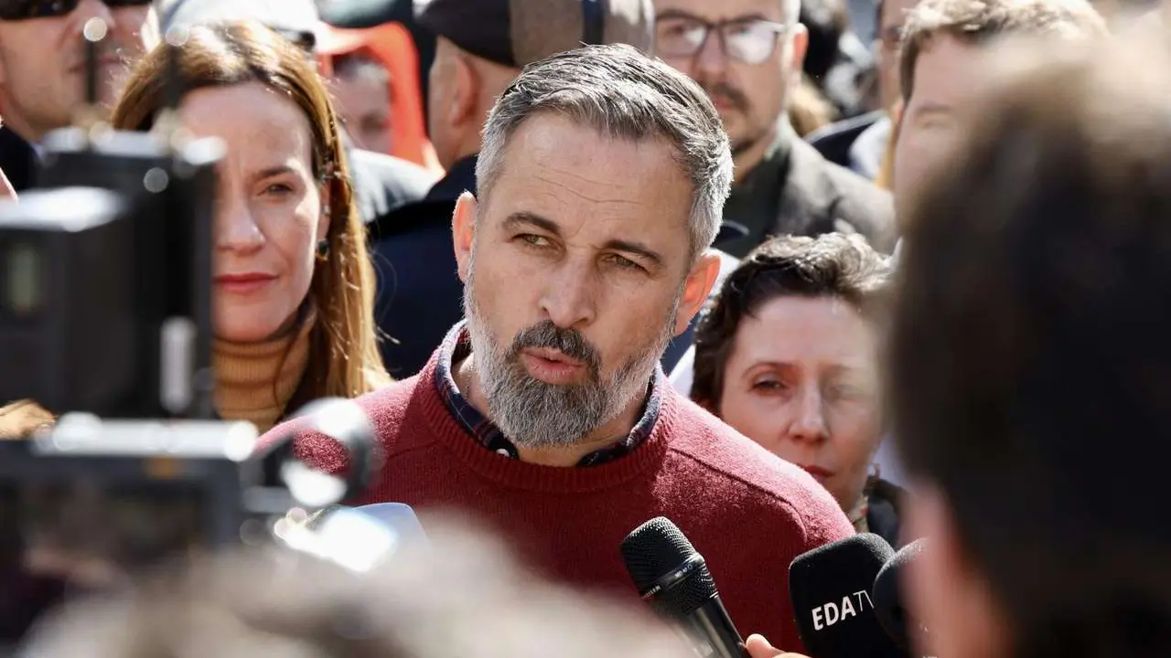 El presidente de Vox, Santiago Abascal, atiende a los medios de comunicaci&oacute;n en la plaza Espa&ntilde;a de Astorga. Campillo, ICAL