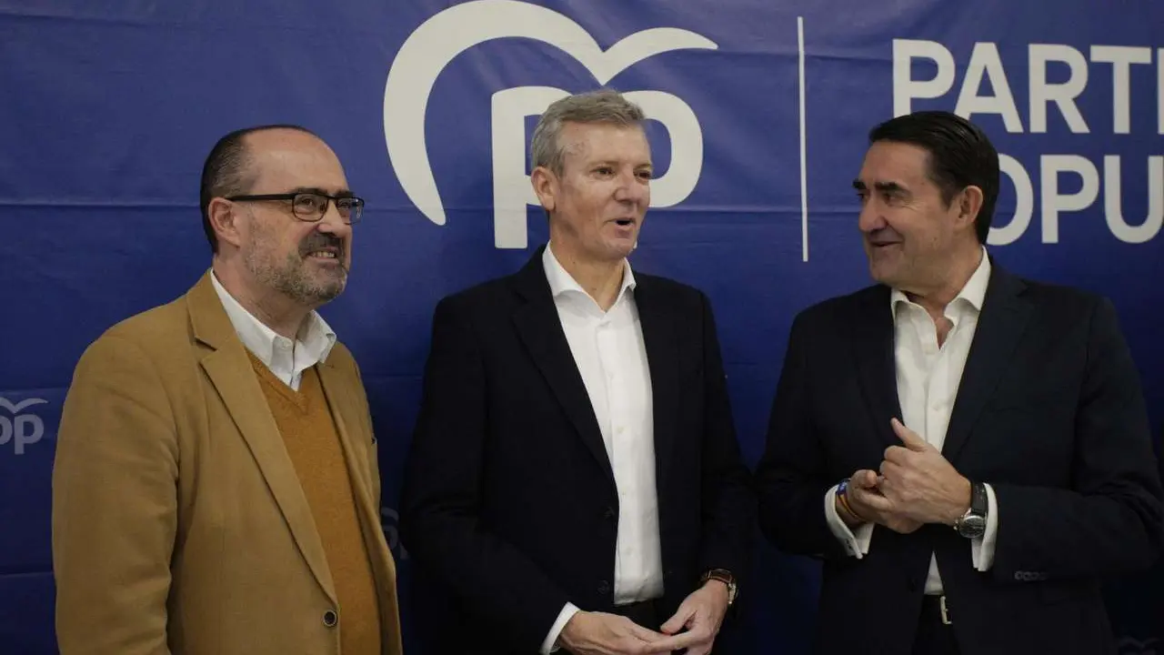 El presidente del PP de Galicia, Alfonso Rueda, durante su participaci&oacute;n en el acto sectorial &lsquo;Emprendimiento e infraestructuras&rsquo;', en Ponferrada. C&eacute;sar S&aacute;nchez. ICAL