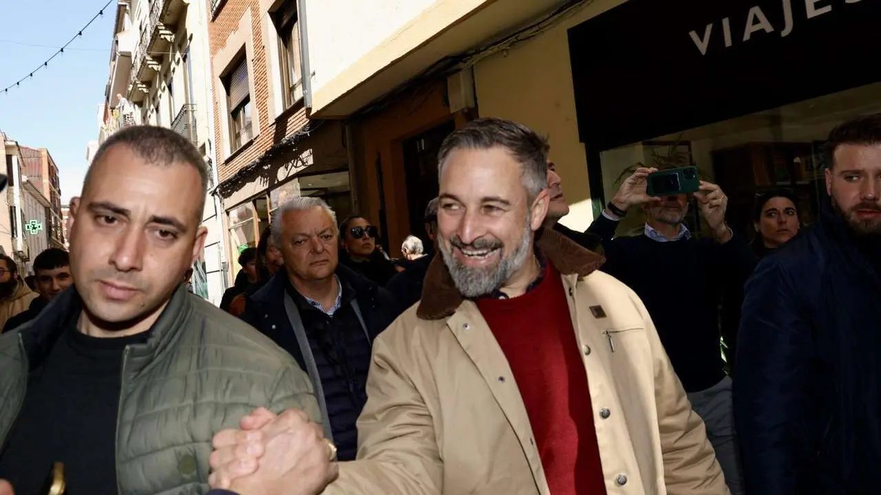 El presidente de Vox, Santiago Abascal, atiende a los medios de comunicaci&oacute;n en la plaza Espa&ntilde;a de Astorga. Campillo. ICAL