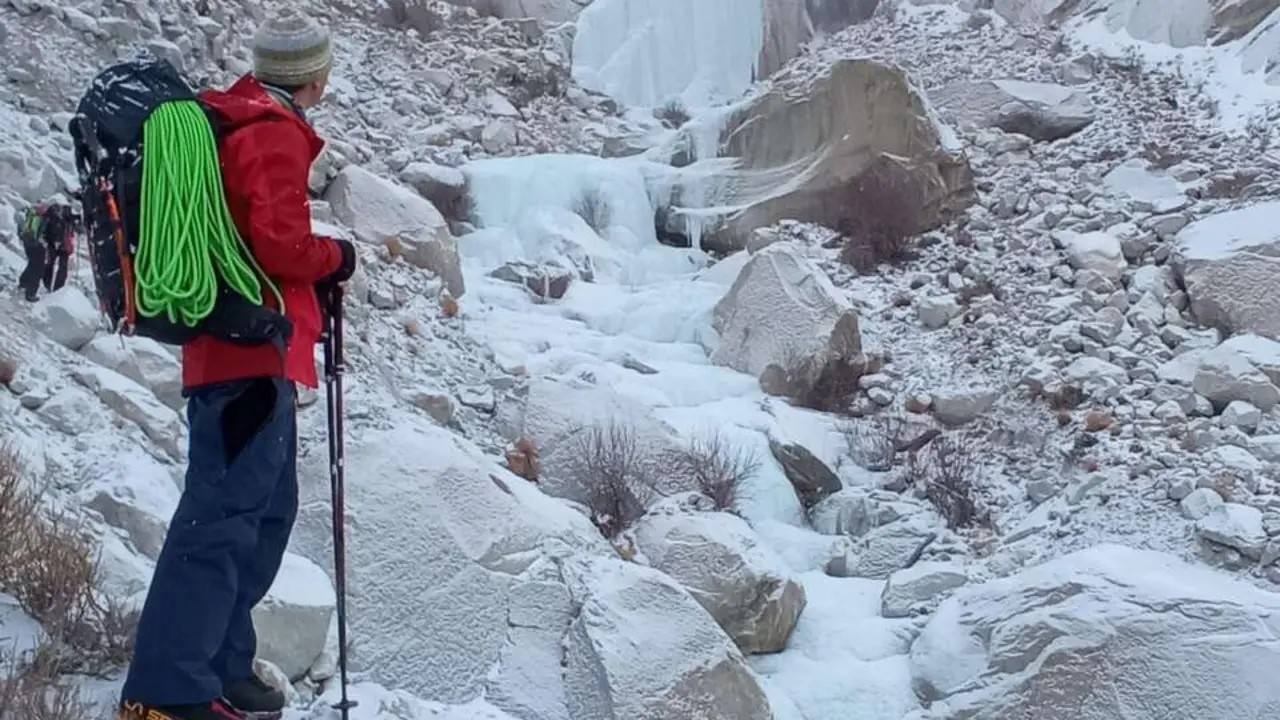Rafa Vadillo al inicio ante los resaltes de la cascada Chugyud