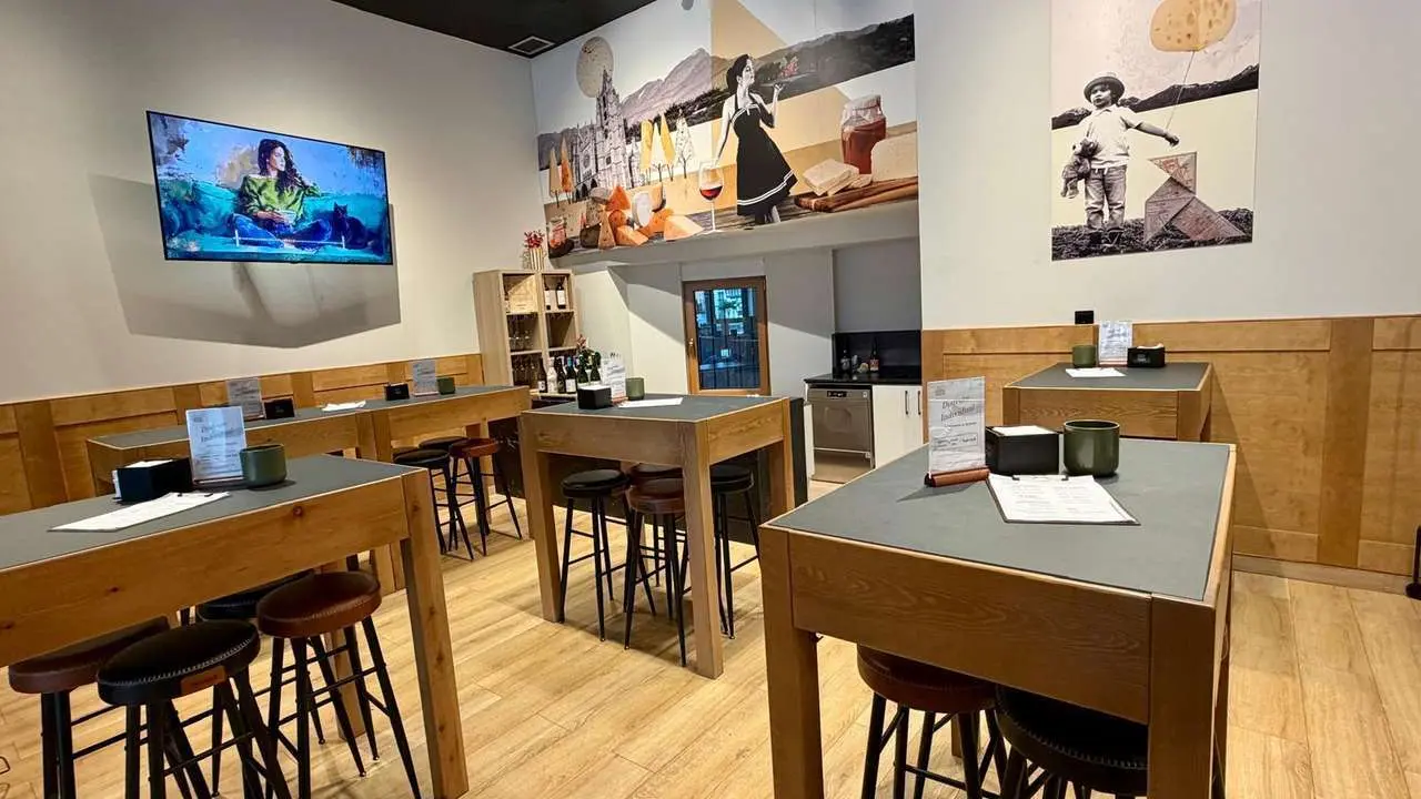 La zona gastrobar de la tienda acaba de empezar su andadura. | SM