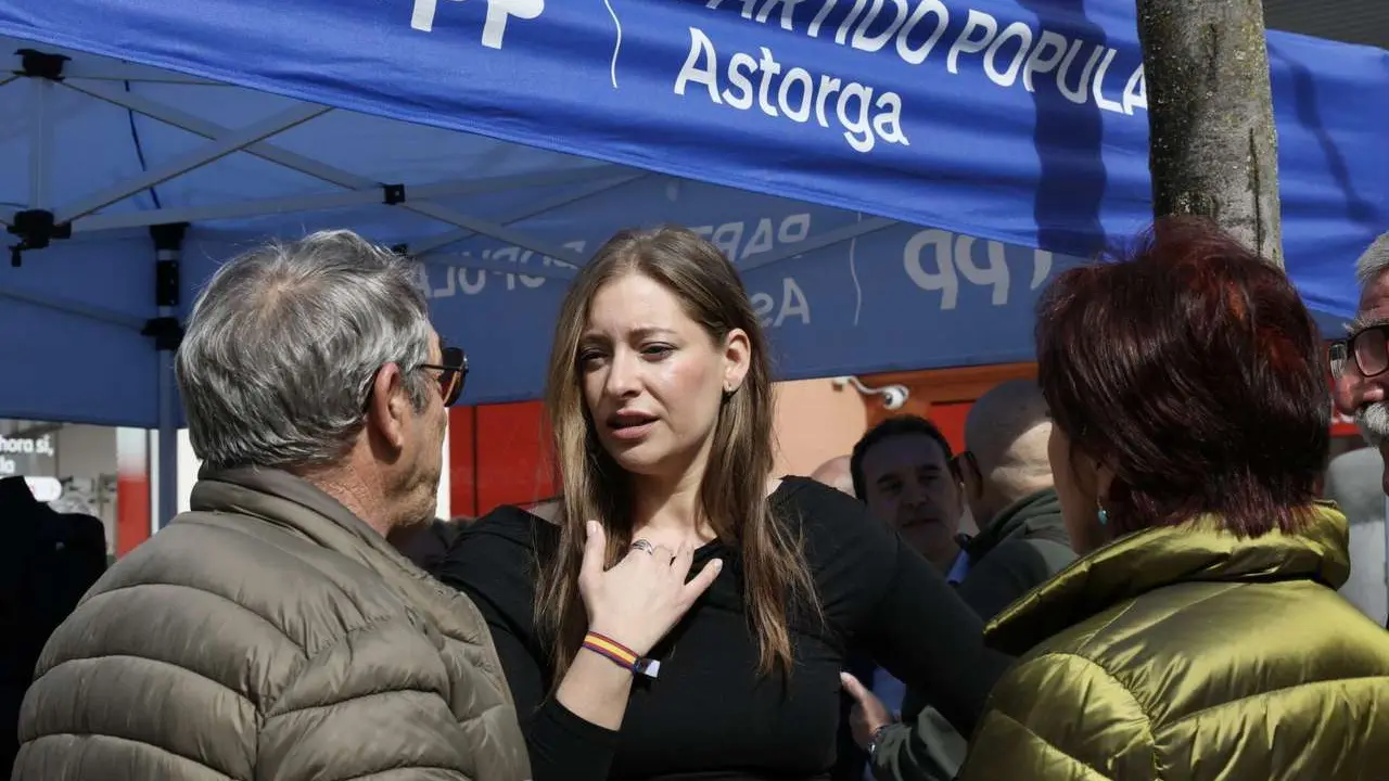 La portavoz del PP en el Congreso, Ester Mu&ntilde;oz, visita Astorga acompa&ntilde;ada por el alcalde del municipio,Jos&eacute; Luis Nieto y por la cabeza de lista del partido por Le&oacute;n, Maria Jos&eacute; &Aacute;lvarez Cas&aacute;is. Campillo
