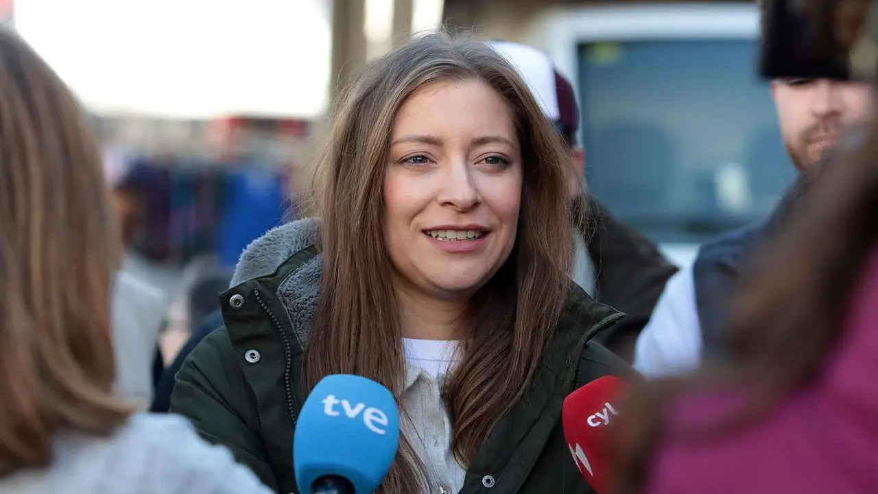 La portavoz del PP en el Congreso, Ester Mu&ntilde;oz, mantiene un encuentro con afiliados y simpatizantes y recorre el mercado semanal en Cistierna (Le&oacute;n). Peio Garc&iacute;a