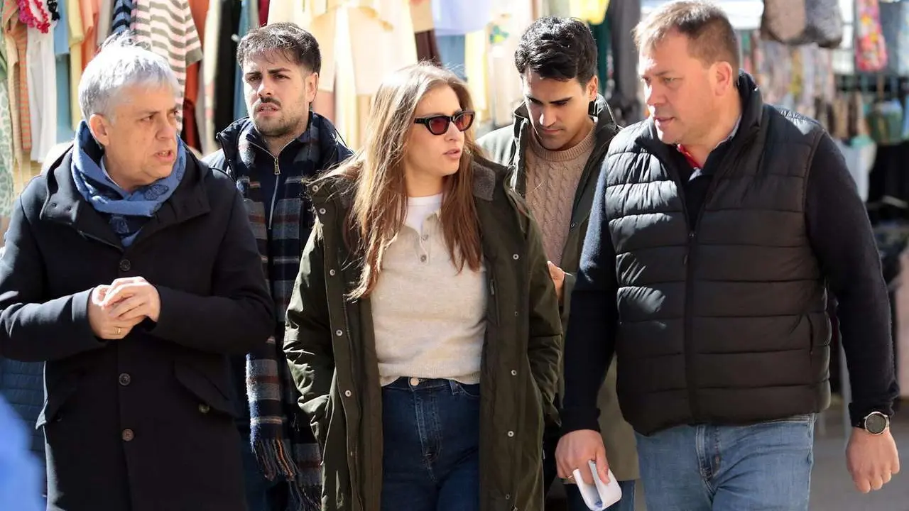 La portavoz del PP en el Congreso, Ester Mu&ntilde;oz, mantiene un encuentro con afiliados y simpatizantes y recorre el mercado semanal en Cistierna. Peio Garc&iacute;a