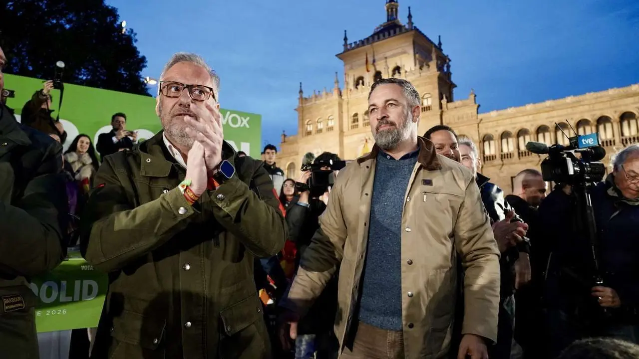 El presidente de Vox, Santiago Abascal, y el candidato a la Presidencia de la Junta por la formaci&oacute;n, Carlos Poll&aacute;n, protagonizan el acto de cierre de campa&ntilde;a en la plaza Zorrilla de Valladolid. Eduardo Margareto