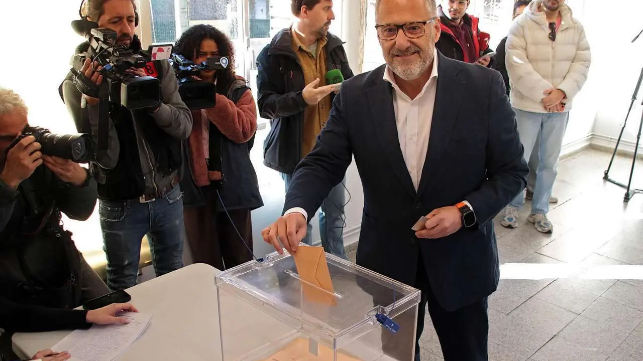 El candidato de Vox, Carlos Poll&aacute;n, ejerce su derecho al voto en Escuelas Viejas de Carbajal de la Legua (Le&oacute;n). Peio Garc&iacute;a