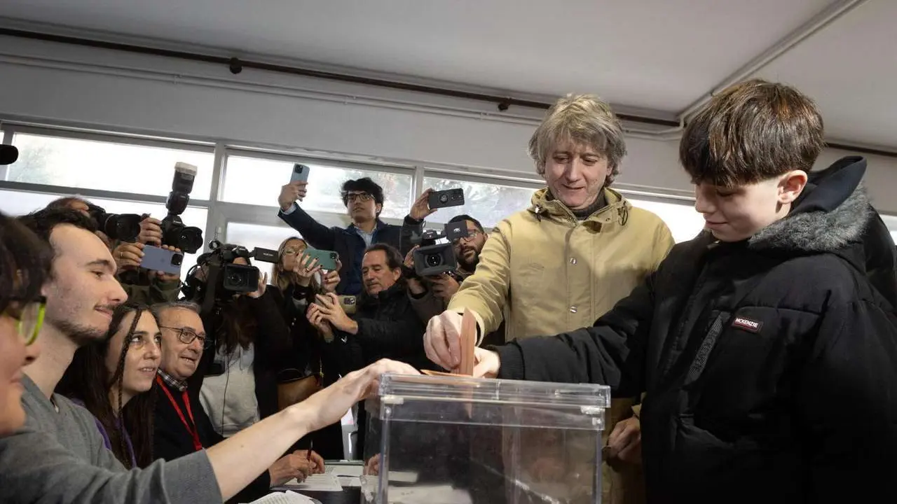 El candidato socialista a la presidencia de la Junta, Carlos Mart&iacute;nez, ejerce su derecho al voto. Concha Ortega