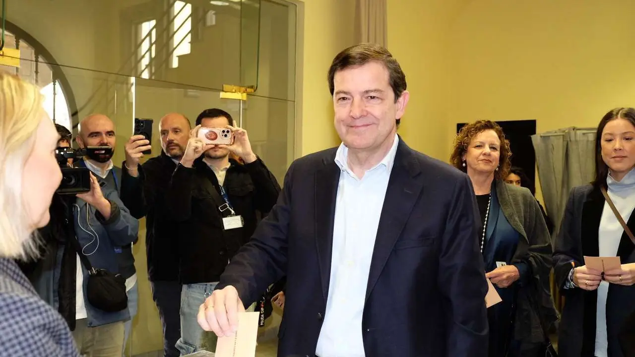 El candidato del PP a la presidencia de la Junta de Castilla y Le&oacute;n, Alfonso Fern&aacute;ndez Ma&ntilde;ueco, vota en Salamanca. ICAL